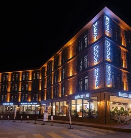 WEST DOOR HOTEL